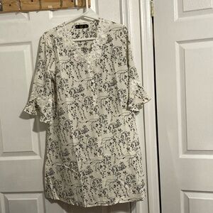 Women’s tops floral knee length . Size :S,M,L,Xl . Color :White and black.
